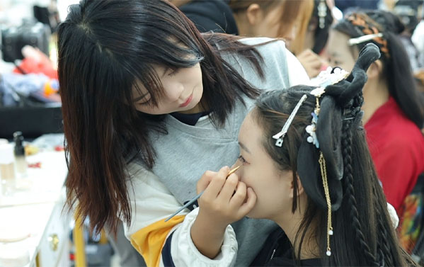 想进剧组做化妆师，要掌握哪些技能？